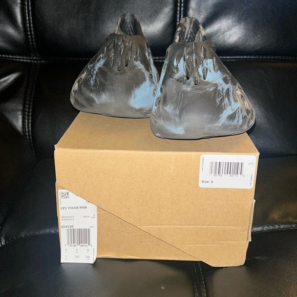 Yeezy Foam Runner - Gentle Worn - Picture 1 of 7